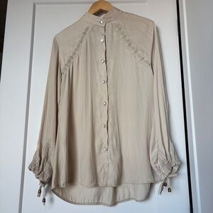 Whimsical Renaissance-Inspired Beige Embroidered Blouse – Size M – Wide Sleeves